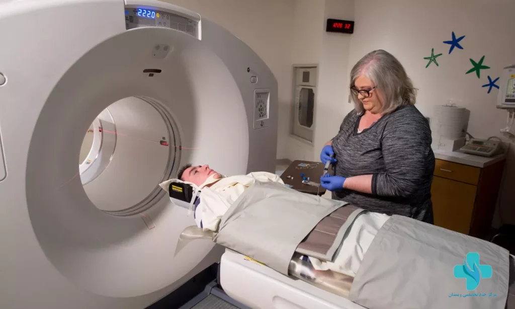 بیمار و اپراتور در حال انجام پت اسکن