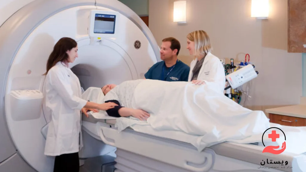 بیمار و پزشک در حال ام آر آی کمر