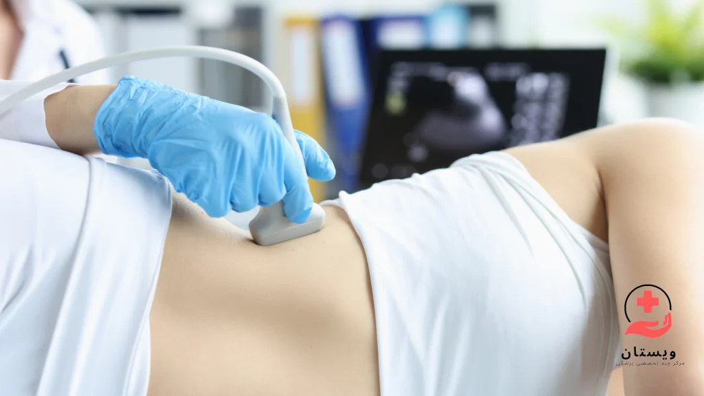 دکتر در حال انجام فیبرو اسکن