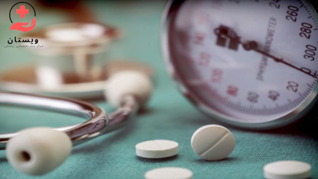 داروی فشار خون تصویری از دستگاه فشارسنج در کنار قرص های فشار خون