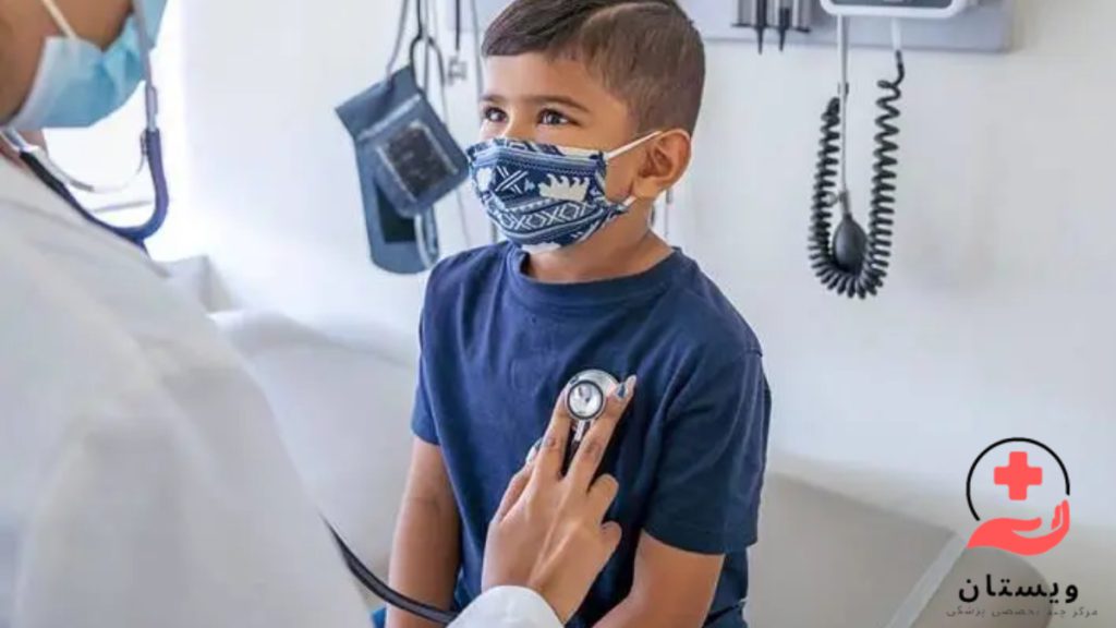 تپش قلب در سرماخوردگی کودکان تصویری از یک کودک با ماسک که سرماخوردگی دارد و تحت نظر پزشک قلب است و تپش قلب دارد .