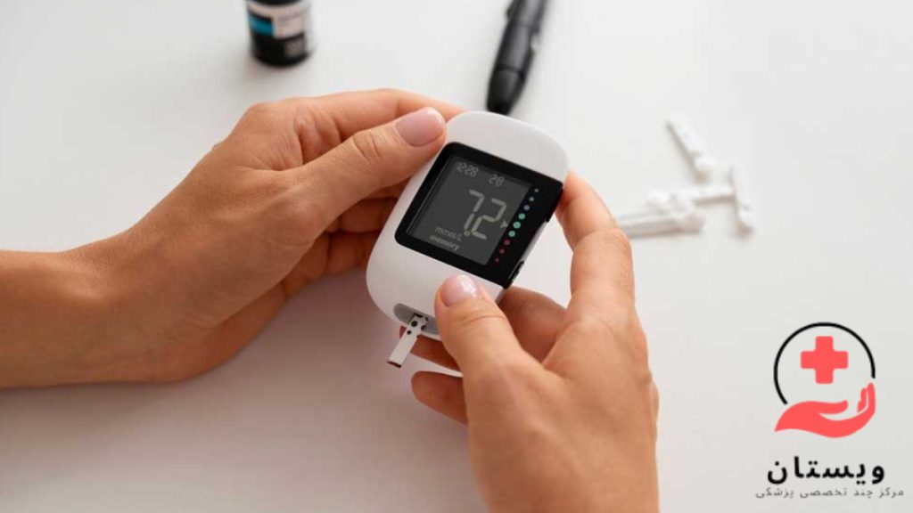 قندخون نرمال اندازه گرفتن قند خون با گلوکومتر هانگی توسط یک خانم و نمایش قند نرمال 72