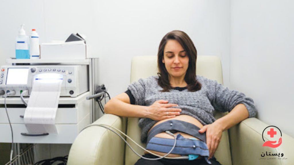 fetal nst یک مادر باردار در حال گرفتن تست ان اس تی